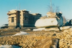 2001 май. Льдины не тронули недостроенный храм.