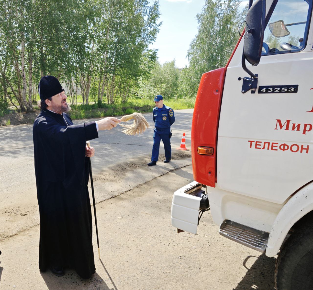 Архиерей благословил пожарных города Мирного | 24.06.2024 | Якутск -  БезФормата