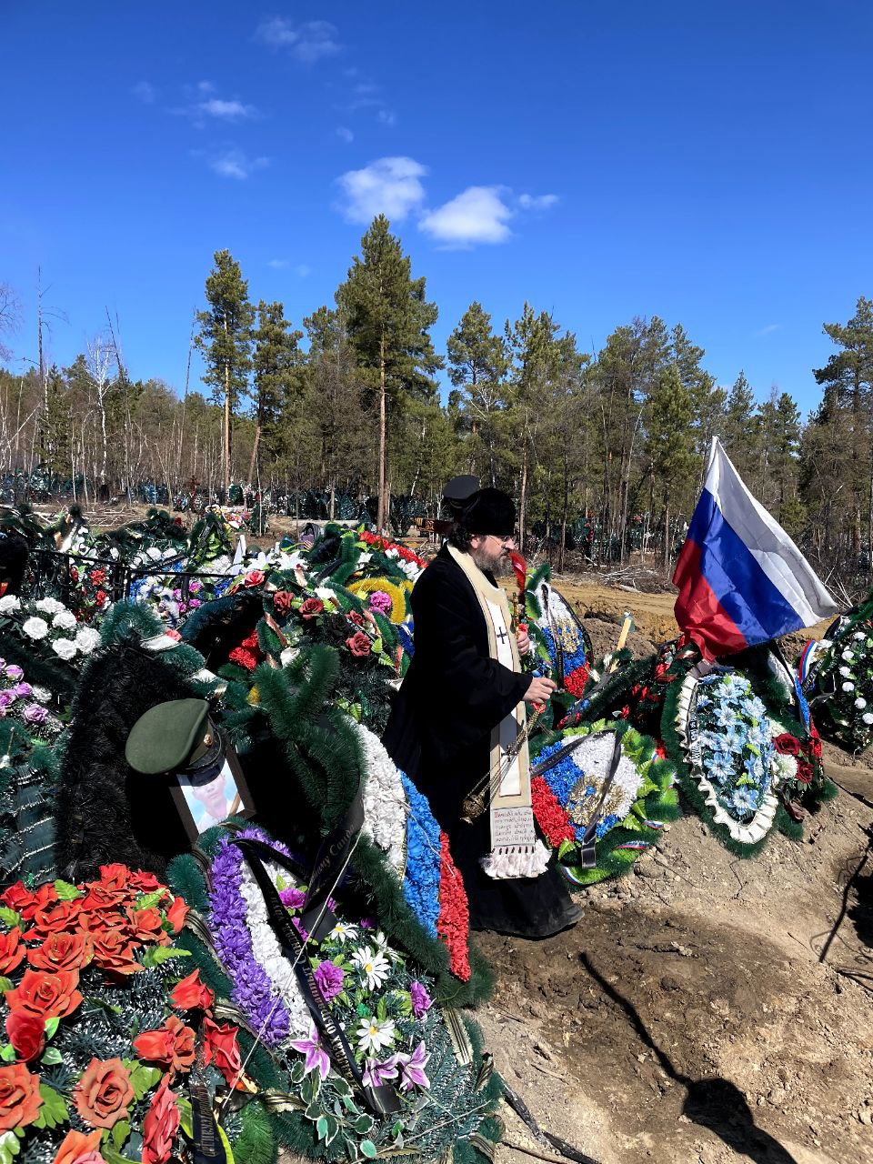 Архиерей совершил Пасхальное поминовение усопших на Маганском кладбище |  14.05.2024 | Якутск - БезФормата